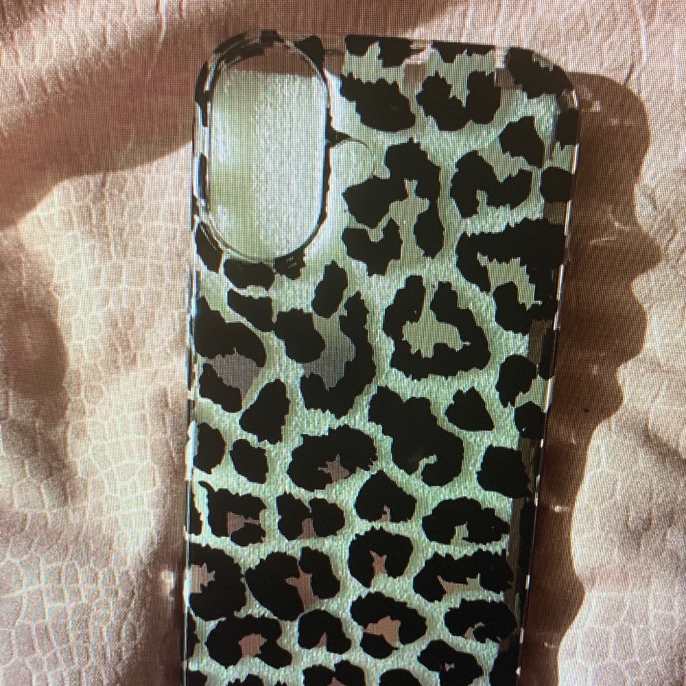 Apple Black and White Leopard Print Case